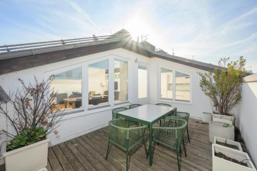 Vienna Rooftop Haven 120m, 3BR, Terrace, City Views!