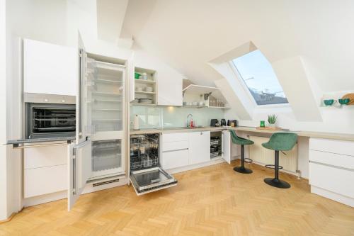 Vienna Rooftop Haven 120m, 3BR, Terrace, City Views!
