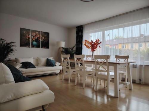 a living room with a table and chairs and a couch at Rhein Ferienwohnung 3-Zimmer Garten Free Parking Netflix Premium Disney Premium in Koblenz