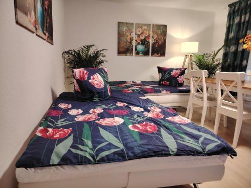 a bedroom with a bed and a table with chairs at Rhein Ferienwohnung 3-Zimmer Garten Free Parking Netflix Premium Disney Premium in Koblenz