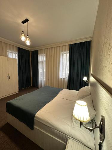 Katil atau katil-katil dalam bilik di Central Baku Hotel