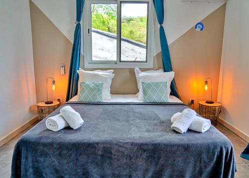 Postel nebo postele na pokoji v ubytování Villa Lanati cosy, piscine privative & vue mer