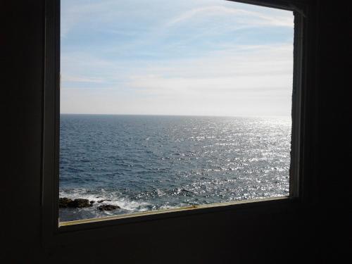a view of the ocean through a window at Backpacker las eras II in Las Eras
