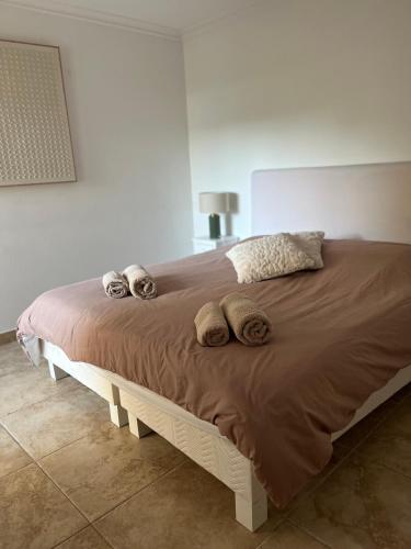 - un grand lit avec 3 oreillers dans l'établissement Cannes Palm Beach, à Cannes