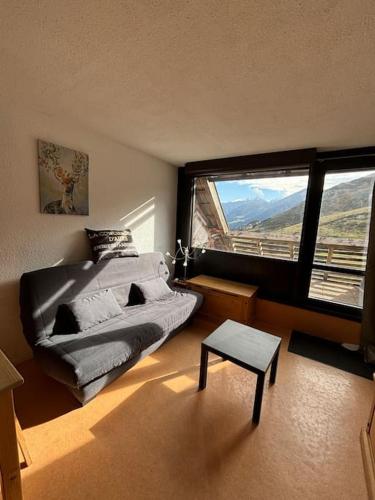 une chambre avec un lit et une grande fenêtre dans l'établissement Beau 6 places à la résidence Cantoural, à Le Plan