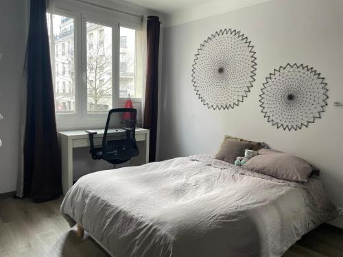 une chambre avec un lit et deux miroirs au mur dans l'établissement Appartement Le Raincy, à Le Raincy