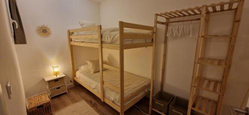 une chambre avec deux lits superposés dans une pièce dans l'établissement Eden Cala Rossa appartement 3 chambres et grande terrasse dans résidence hotelière Fiori di Cala Rossa à Lecci, à Lecci