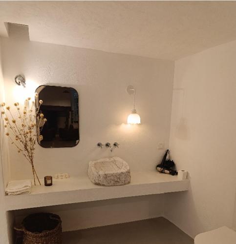 a bathroom with a sink and a mirror on the wall at Casas Velhinhas - Apartº Aconchego e Apartº Calmaria in Estremoz