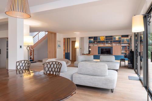 un salon avec un canapé et une table dans l'établissement Villa du Golfe - Vue mer, à Vannes