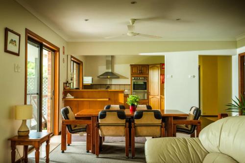 a kitchen and dining room with a table and chairs at Bella Vista Bellingen in Bellingen