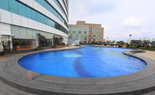 a large swimming pool in the middle of a building at HJ International Hotel in Dongguan