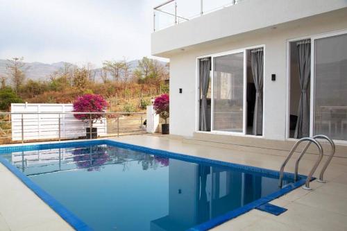 Πισίνα στο ή κοντά στο Stay Leisurely Cloudstone Oasis 2BHK, Karjat