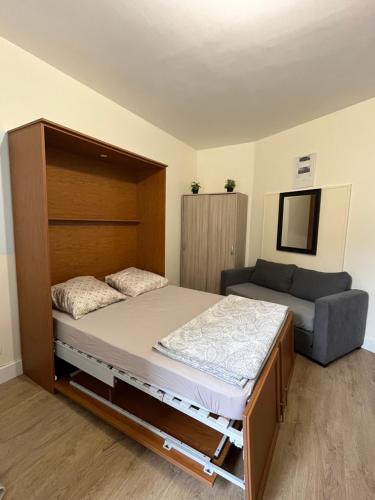 une chambre avec un grand lit et un canapé dans l'établissement Charmant studio spacieux paris, à Paris