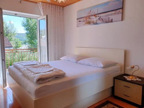 Postel nebo postele na pokoji v ubytování Apartments Nevenka K.