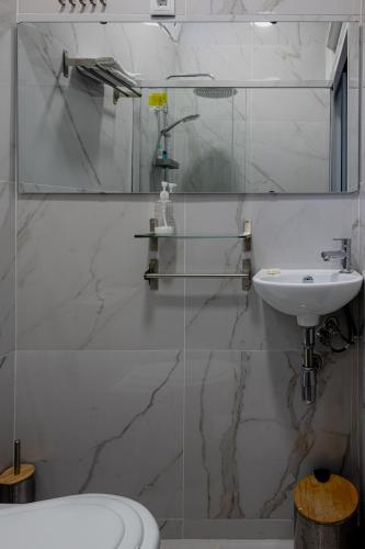 a bathroom with a toilet and a sink and a shower at Angels Homes n.27 1ºandar, Bairro tipico, Centro cidade in Lisbon