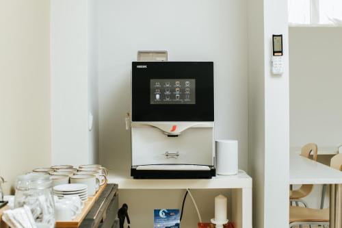 een koffiezetapparaat bovenop een plank bij Boutique Hotel - O House Ericeira Hills in Ericeira