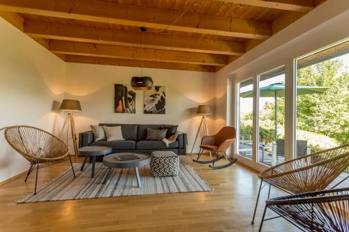 a living room with a couch and chairs at Ferienhaus Beim Viechdoktor in Crailsheim