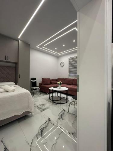 Llit o llits en una habitació de Rovena Rooms