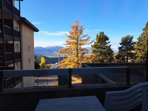 un balcone con vista sulle montagne di Charmant studio Cabine au cœur de Font Romeu a Font-Romeu-Odeillo-Via