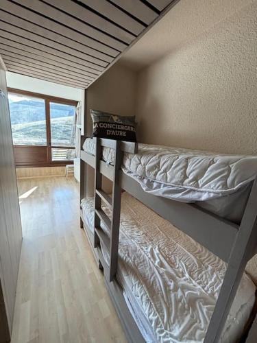 une chambre avec deux lits superposés dans une pièce dans l'établissement Super studio à la résidence Cantoural, à Le Plan