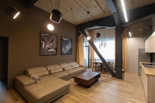 ティミショアラにあるArtHomes Apartmentsのソファとテーブルのあるリビングルーム