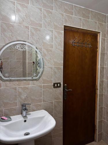 a bathroom with a sink and a mirror at شالية بقرية بالميرا in Ain Sokhna