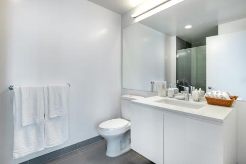 Ένα μπάνιο στο Rincon Hill 1BR w Gym Sauna nr SVB FB SFO-207