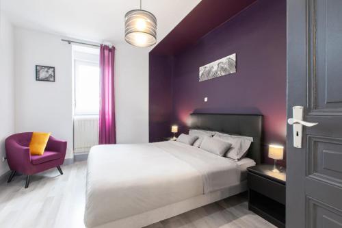 - une chambre avec un lit blanc et un mur violet dans l'établissement Evasion St Joseph Odysalis - Lit King Size - Parking - Proche Centre, à Colmar