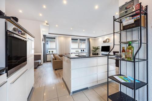 a kitchen and living room with a counter top at To Huus am Steinhuder Meer in Steinhude