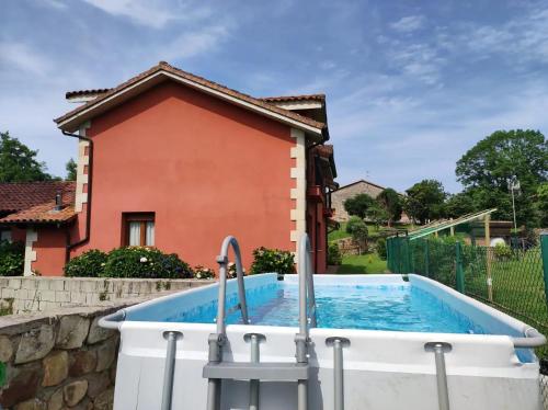 Bazén v ubytování Casa Rural La Churla en Mazcuerras nebo v jeho okolí