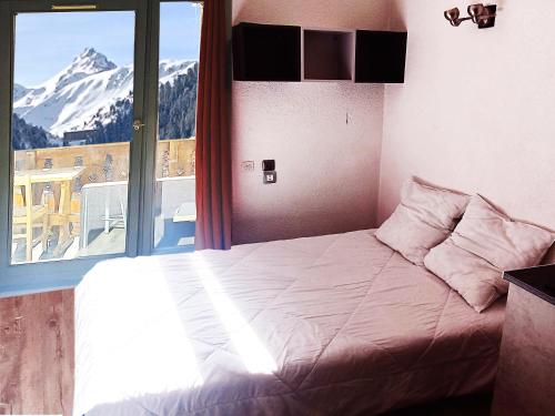 - une chambre avec un lit et une vue sur la montagne dans l'établissement Location semaine 7 nuits du samedi au samedi Studio 20m2 cozy 4pers au pied d une piste bleu accès remontés, à Valfréjus