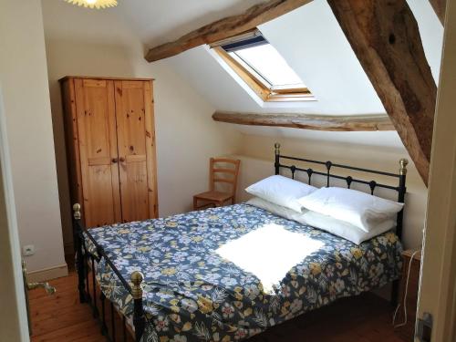 une chambre avec un lit et une fenêtre dans l'établissement Clipgites, à Pleugriffet