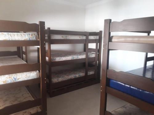 a couple of bunk beds in a room at Área de lazer Cantinho do Fofo in São Carlos