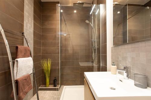 une salle de bain avec douche et lavabo dans l'établissement Evasion St Joseph Odysalis - Lit King Size - Parking - Proche Centre, à Colmar
