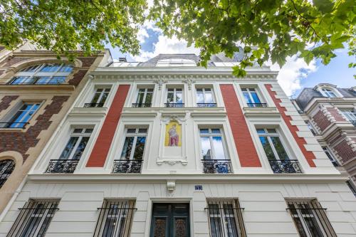 un bâtiment avec une statue dans la fenêtre dans l'établissement Sweett - Villiers, à Paris
