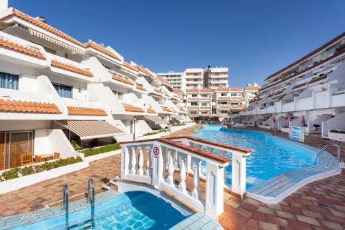 Home2Book Vibrant Las Américas Apt, Pool Retreat