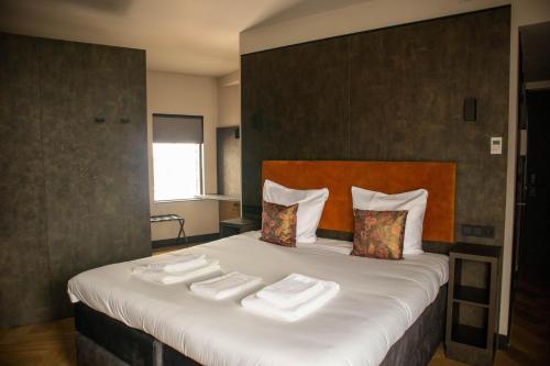 Postel nebo postele na pokoji v ubytování Monument Hotel