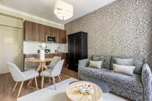 a living room with a couch and a table at Résidence LeVilliers in Paris