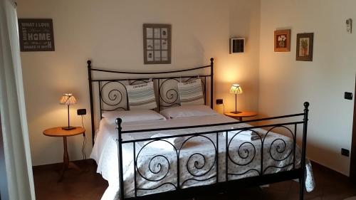 een slaapkamer met een bed met twee lampen op tafels bij Agriturismo La Fattoria Del Boschetto in Fontanellato