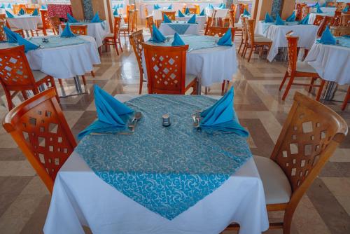 Restaurant ou autre lieu de restauration dans l'établissement Gravity Hotel & Aqua Park Sahl Hasheesh Families and Couples Only