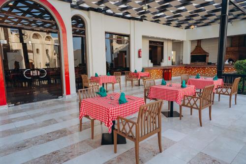 Restaurant ou autre lieu de restauration dans l'établissement Gravity Hotel & Aqua Park Sahl Hasheesh Families and Couples Only