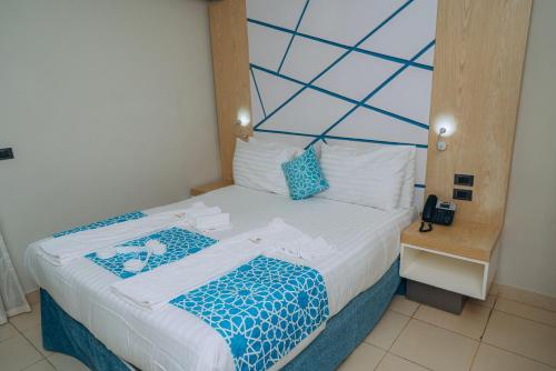 Un ou plusieurs lits dans un hébergement de l'établissement Gravity Hotel & Aqua Park Sahl Hasheesh Families and Couples Only