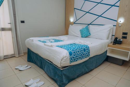 Un ou plusieurs lits dans un hébergement de l'établissement Gravity Hotel & Aqua Park Sahl Hasheesh Families and Couples Only