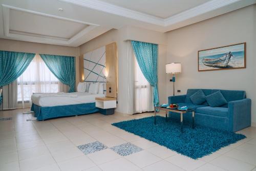 Un ou plusieurs lits dans un hébergement de l'établissement Gravity Hotel & Aqua Park Sahl Hasheesh Families and Couples Only