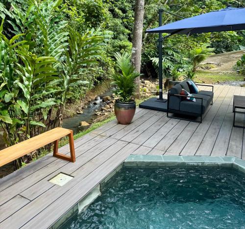 プティ・ブールにあるChaya Lodgeのデッキ(プール、椅子、パラソル付)