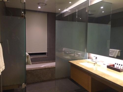Ένα μπάνιο στο The Suites Hotel Namwon