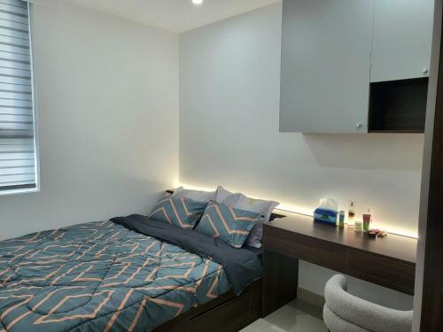 a small bedroom with a bed and a desk at T- Plus Apartment - Căn hộ 2 PN view hồ bơi in Thôn Văn Dương