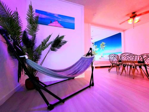 a hammock in a room with a table and chairs at "沖縄の美ら海をイメージしたコンセプトルーム&スマートハウス, 人気のリゾートタウン北谷で暮らすように過ごす, ゆったり64平米2LDK" Villa Blu Okinawa Chatan 2-1 ヴィラブルー沖縄北谷2-1 in Chatan