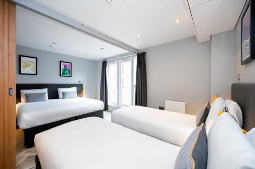 Postel nebo postele na pokoji v ubytování Staycity Aparthotels Edinburgh West End