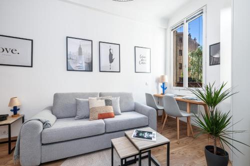 un salon avec un canapé et une table dans l'établissement 1 GAUTIER 101 - Joli studio equipe - Quartier du Port, à Nice